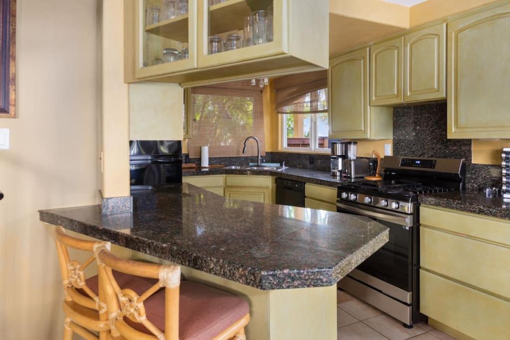 Plumeria Suite, 2-Bedrooms, Sleeps 6, Pool & Bbq, Pre-Renovation Summer Sale Kihei Zewnętrze zdjęcie
