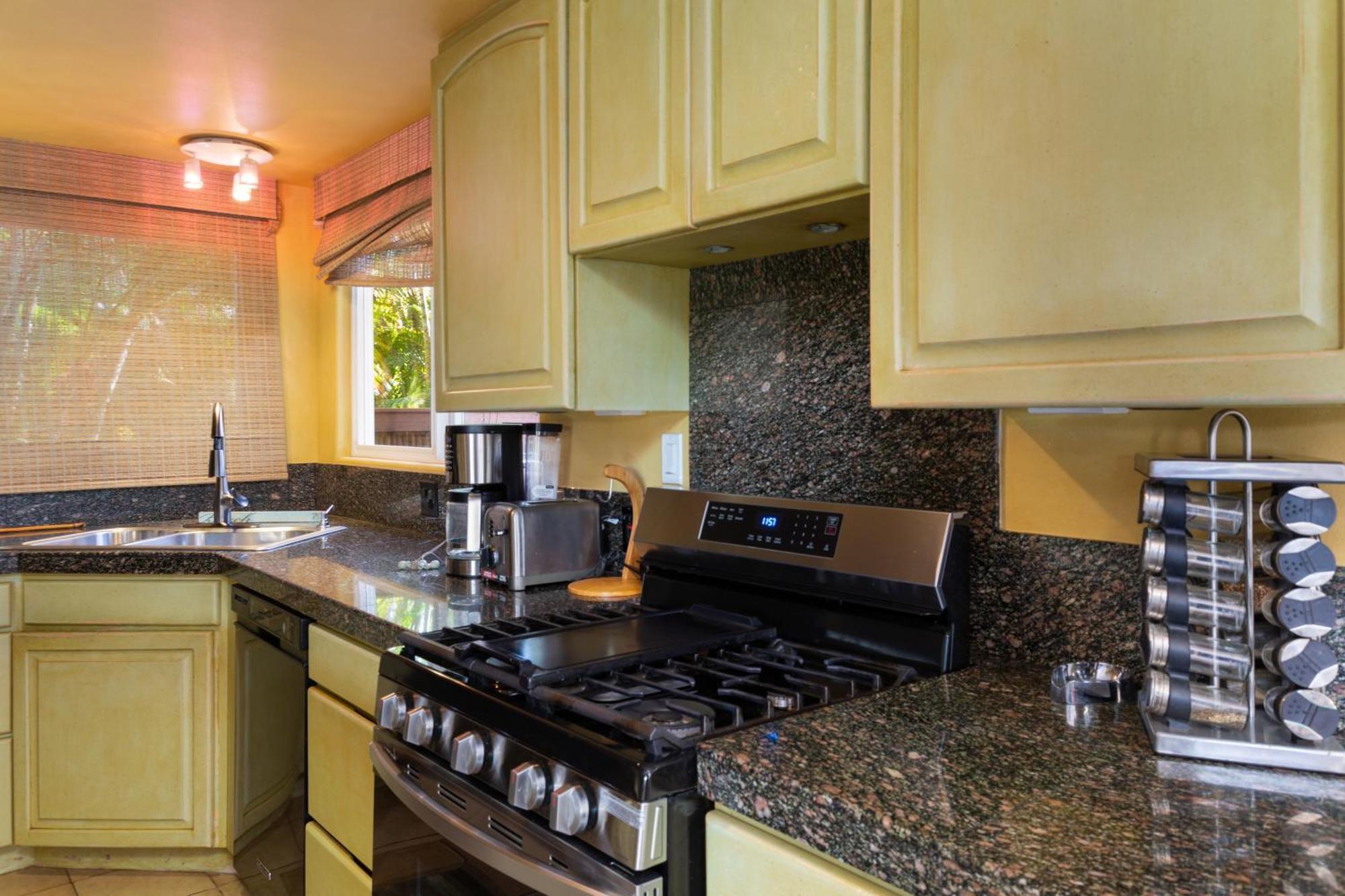 Plumeria Suite, 2-Bedrooms, Sleeps 6, Pool & Bbq, Pre-Renovation Summer Sale Kihei Zewnętrze zdjęcie
