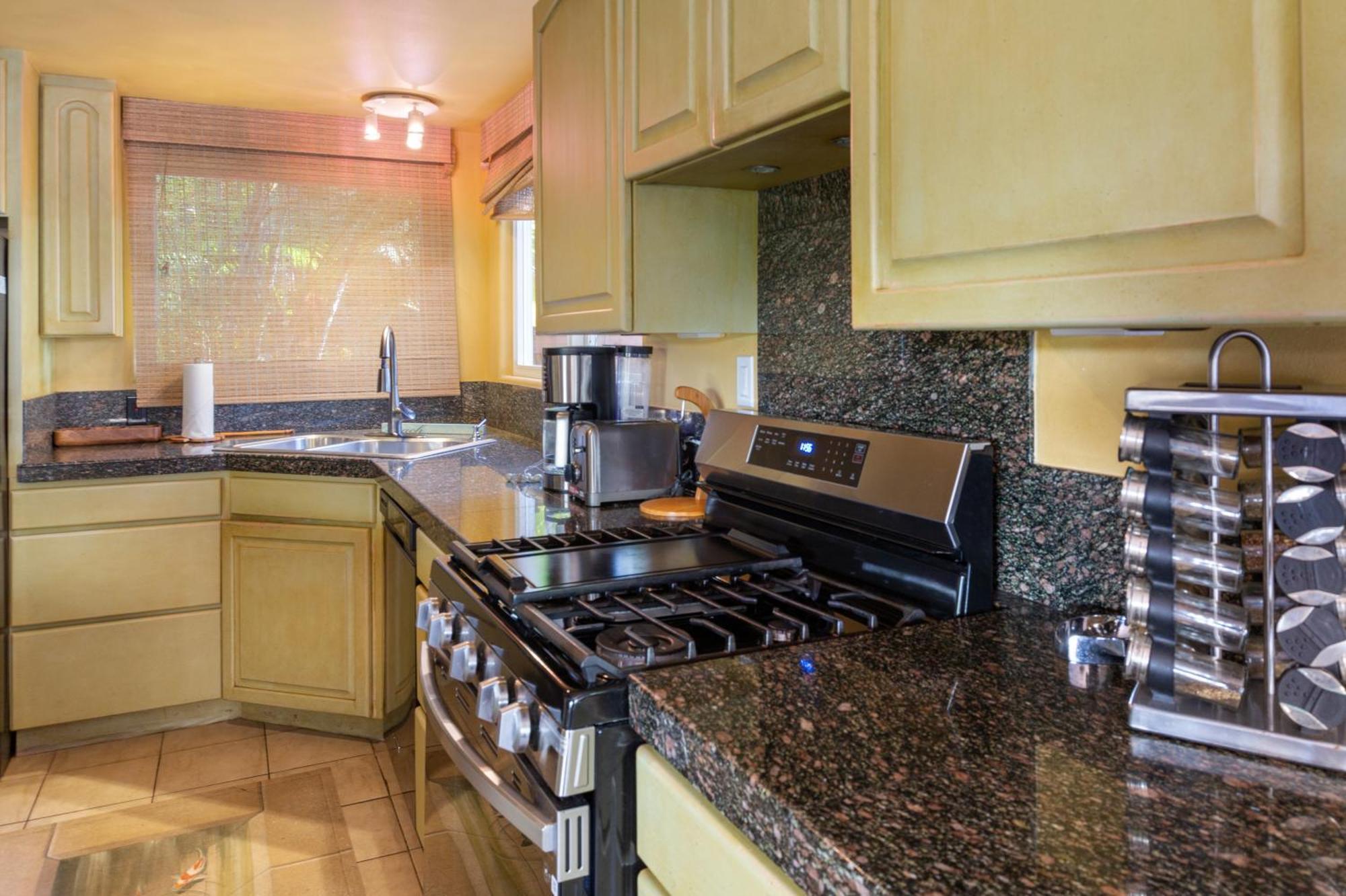 Plumeria Suite, 2-Bedrooms, Sleeps 6, Pool & Bbq, Pre-Renovation Summer Sale Kihei Zewnętrze zdjęcie