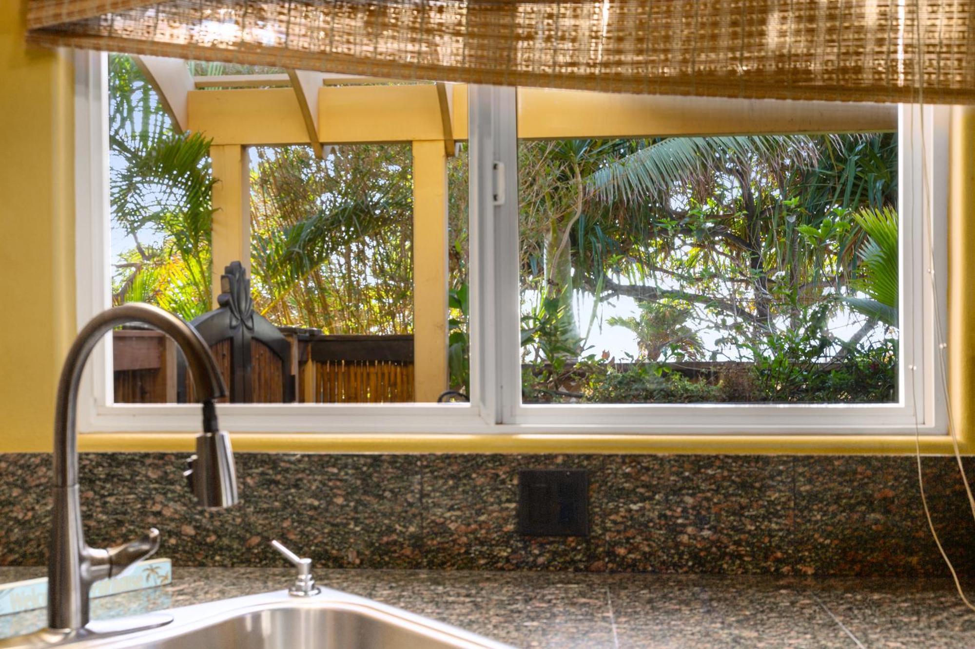 Plumeria Suite, 2-Bedrooms, Sleeps 6, Pool & Bbq, Pre-Renovation Summer Sale Kihei Zewnętrze zdjęcie
